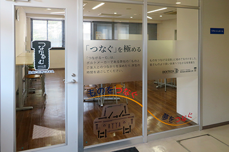 株式会社 佐賀鉄工所（DEXTECH）様 ウィンドウサイン